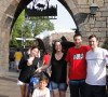 Minha família na entrada de Hogsmeade… Lugar incrível!